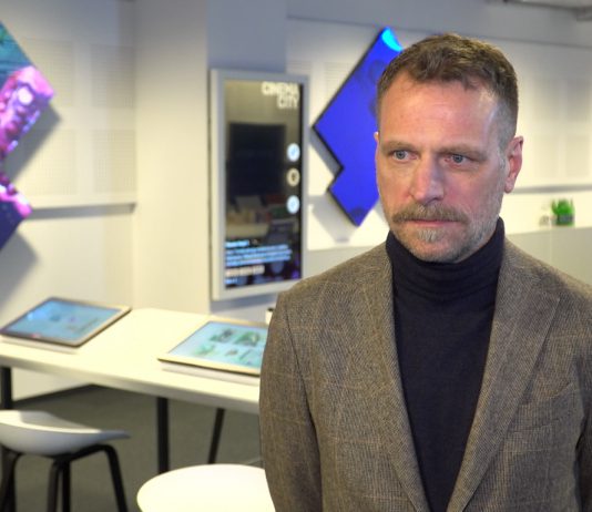 Nowe technologie zacierają różnicę między tradycyjnymi a wirtualnymi zakupami. W innowacyjne systemy inwestują firmy odzieżowe i obuwnicze