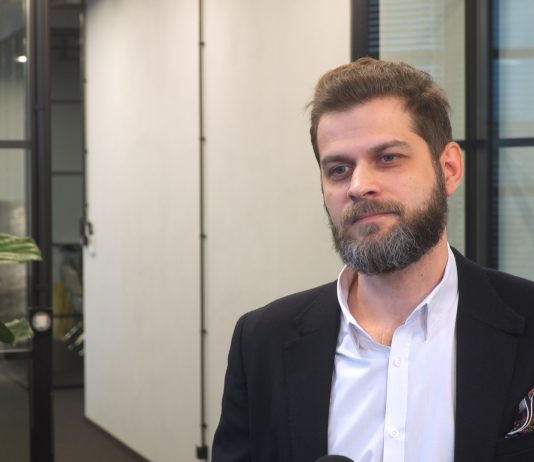 Pandemia rewolucjonizuje pracę laboratoriów. Dzięki rozszerzonej rzeczywistości laboranci mogą pracować zdalnie