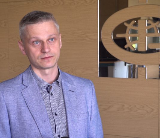 Stratosfera zmniejsza się w tempie 100 metrów na 10 lat. Może to prowadzić do zaburzeń w komunikacji satelitarnej, a także większej zachorowalności na raka skóry