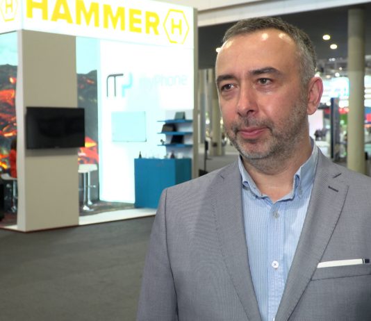 Mobile World Congress w Barcelonie: Polski producent chce podbić światowy rynek wzmocnionym smartfonem z 5G i eSim