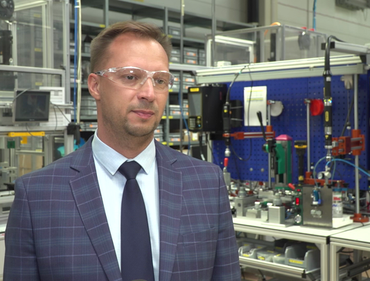 W branży produkcyjnej pogłębia się niedobór kadr. Firmy coraz częściej włączają się w proces ich kształcenia