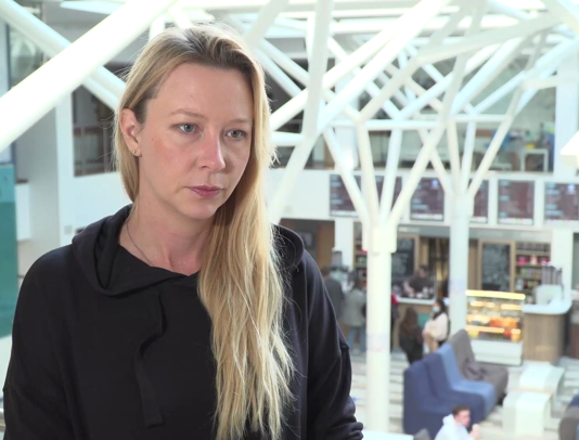 Interfejs mózg–komputer będzie testowany na ludziach jeszcze w tym roku. Technologii towarzyszą jednak wątpliwości natury etycznej