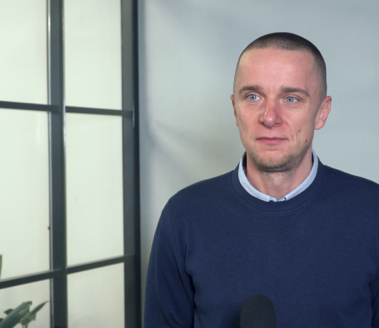 Mieszanie różnych włókien tkanin utrudnia ich recykling. Świadomy dobór materiałów na etapie produkcji kluczem do czystszego środowiska