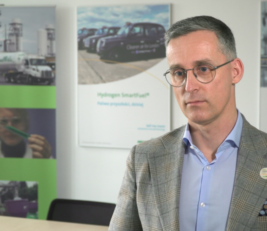 Autobusy z napędem wodorowym stają się realną alternatywą dla elektryków. Coraz więcej miast testuje takie rozwiązania