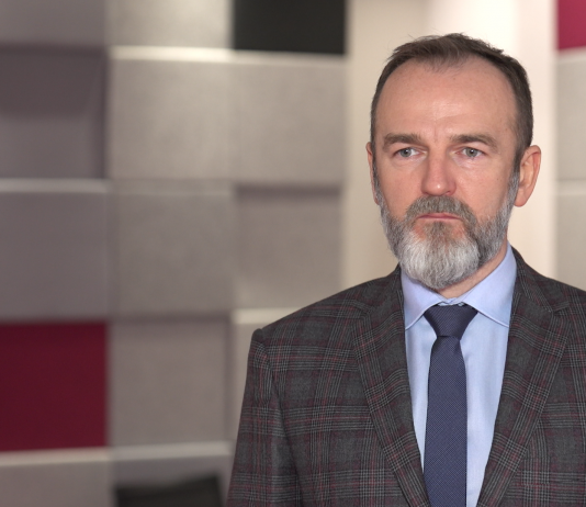 Niższa zdolność do konkurowania małych i średnich firm przemysłowych. Mimo to nie rezygnują one z inwestycji w parki maszyn i urządzeń