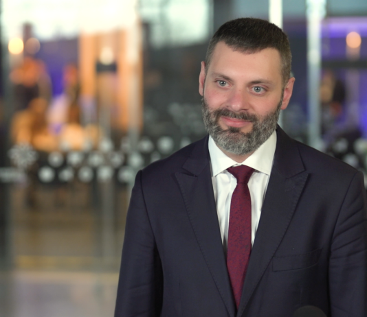 Kolej przesiada się na OZE. Prąd ma być produkowany na farmach wiatrowych i fotowoltaicznych obok torów i obiektów kolejowych