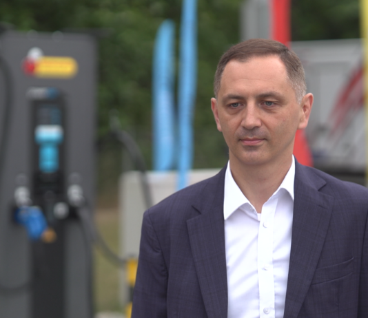 Biedronka w tym roku postawi na swoich parkingach 150 stacji ładowania elektryków. Do końca 2024 roku będzie ich 600 w całej Polsce