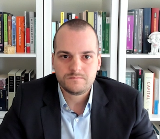 Fake newsy są często rozpowszechniane przez przypadek. Najczęściej robią to mężczyźni o poglądach prawicowych