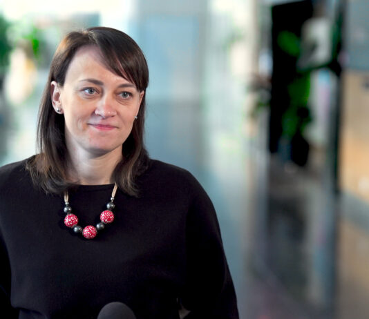 Dzieci i młodzież potrzebują wiedzy o wpływie sztucznej inteligencji na ich życie. Rusza bezpłatny kurs dla nauczycieli, aby potrafili rozmawiać o niej z uczniami