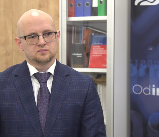 „Antyplagiat” z nową funkcją wykrywania treści pisanych przez sztuczną inteligencję. Dyskusja o regulacjach w tym zakresie nabiera tempa