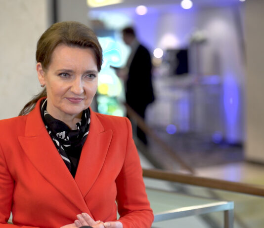 Polscy seniorzy w ogonie UE pod względem umiejętności cyfrowych. Rząd chce zaangażować w edukację media publiczne