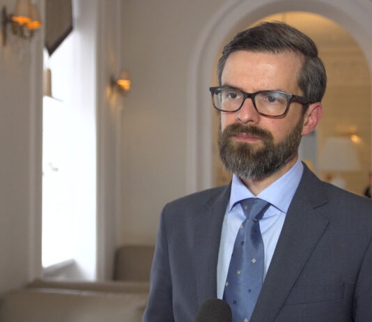 Sztuczna inteligencja ma coraz więcej zastosowań w internetowym handlu. Teraz e-sklepy muszą się przygotować do wdrożenia nowych regulacji