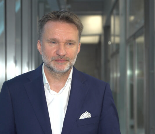 Giganci farmaceutyczni inwestują w sztuczną inteligencję. Chcą szybciej i taniej opracowywać kandydatów na leki