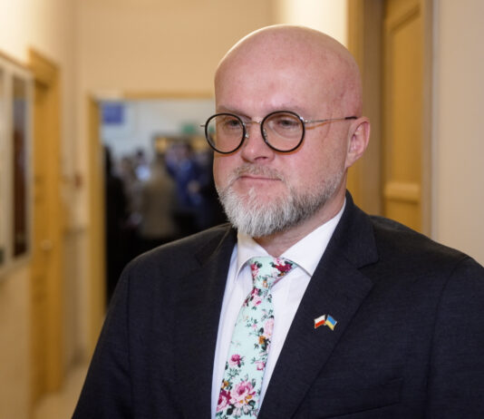 Planowana podwyżka akcyzy na e-papierosy skłoni palaczy do wyboru bardziej szkodliwych używek. Wrócą też do tradycyjnych papierosów