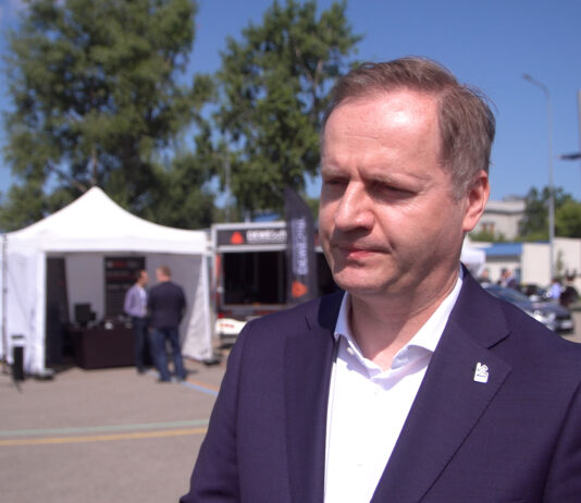 Polacy z niejednoznacznymi opiniami na temat autonomicznych pojazdów. Wiedzą o korzyściach, ale zgłaszają też obawy