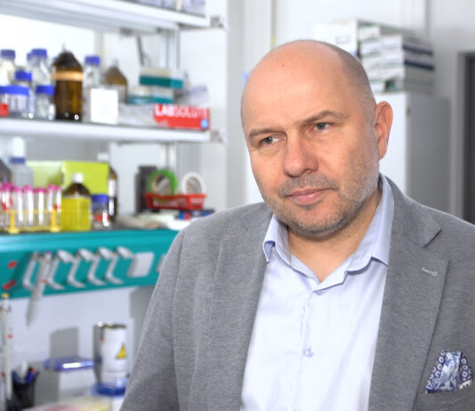 Polscy naukowcy jako pierwsi na świecie stworzyli cyrkularne mRNA metodą chemiczną. To może pomóc w leczeniu genetycznych chorób rzadkich