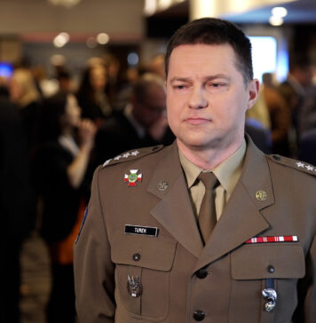 Wojsko rozwija systemy sztucznej inteligencji do wsparcia dowodzenia i cyberobrony. Ważna współpraca z przemysłem i nauką