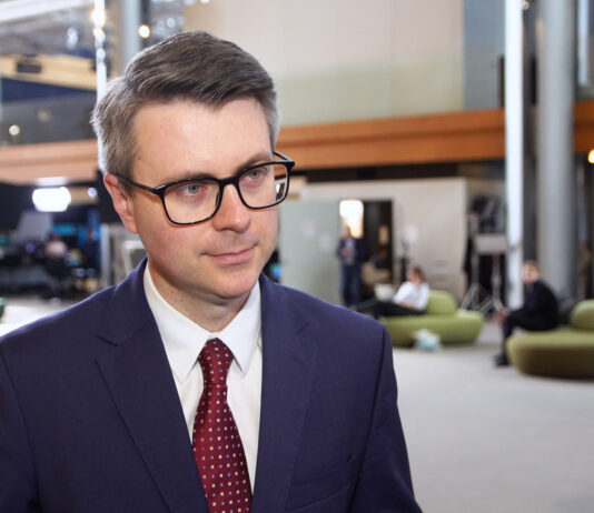 Europa walczy o inwestycje w AI. Nadmiar regulacji może osłabiać te wysiłki